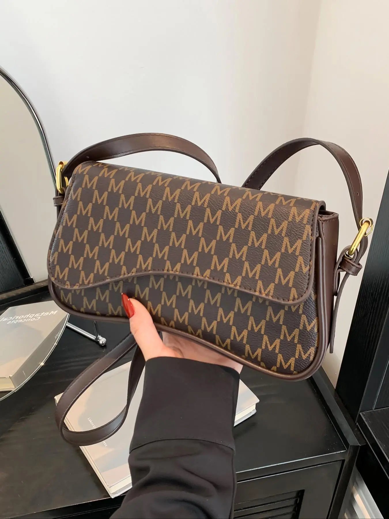 26 Spring/Summer Women'S Saddle Bag, Daily Shoulder Bag and Crossbody Bag, Classic Shoulder Bag, Elegant Magnetic Sealed Saddle Bag, Suitable for Daily Use, Party Attendance